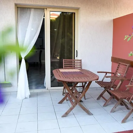 Beautiful Near The Sea And A Large Private Garden Apartment *