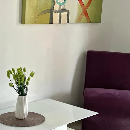 Beautiful Near The Sea And A Large Private Garden Apartment *