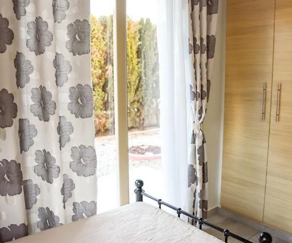 Lejlighed Beautiful Near The Sea And A Large Private Garden Paphos