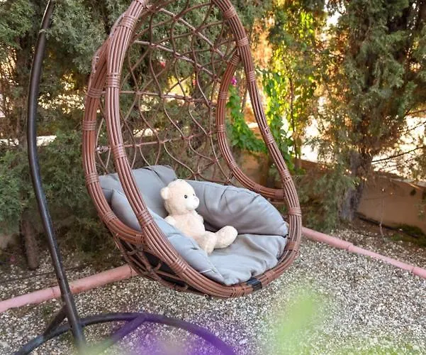 Lejlighed Beautiful Near The Sea And A Large Private Garden Paphos